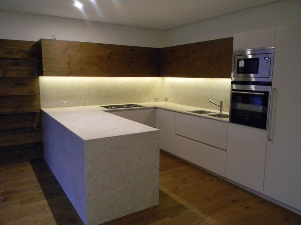 Cucina in legno e pietra