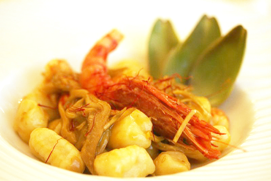 Gnocchi di patate allo zafferano con carciofi e gamberi rossi