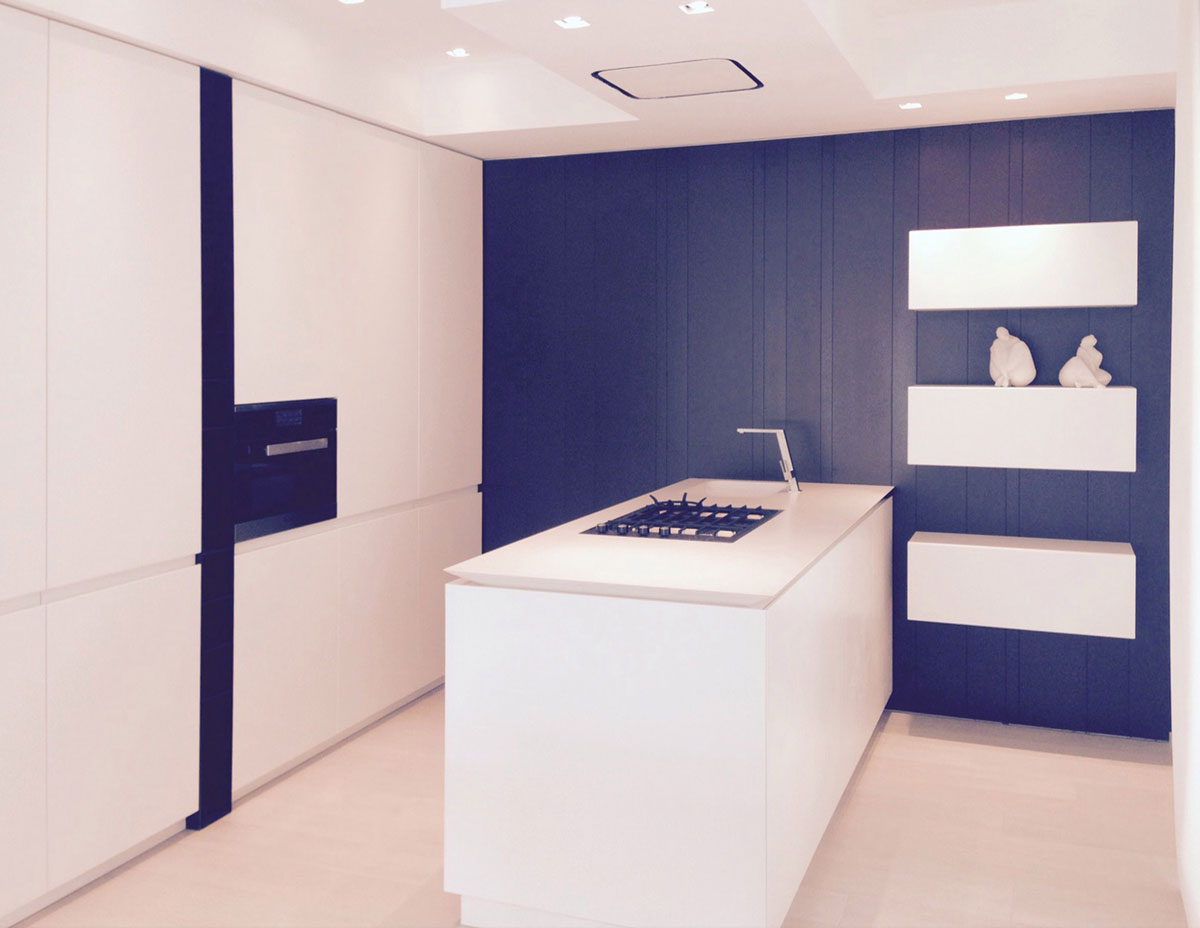 Cucina con boiserie in noce
