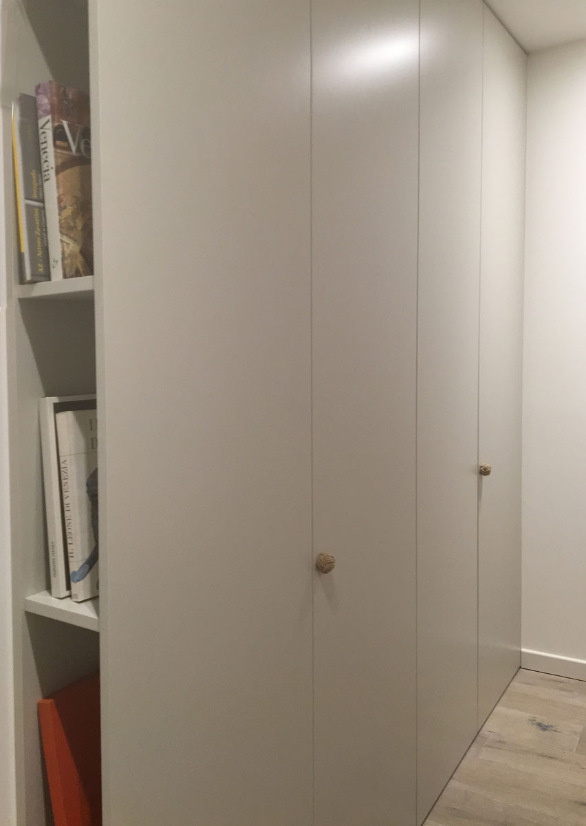 Armadio con libreria di testa e maniglia personalizzata