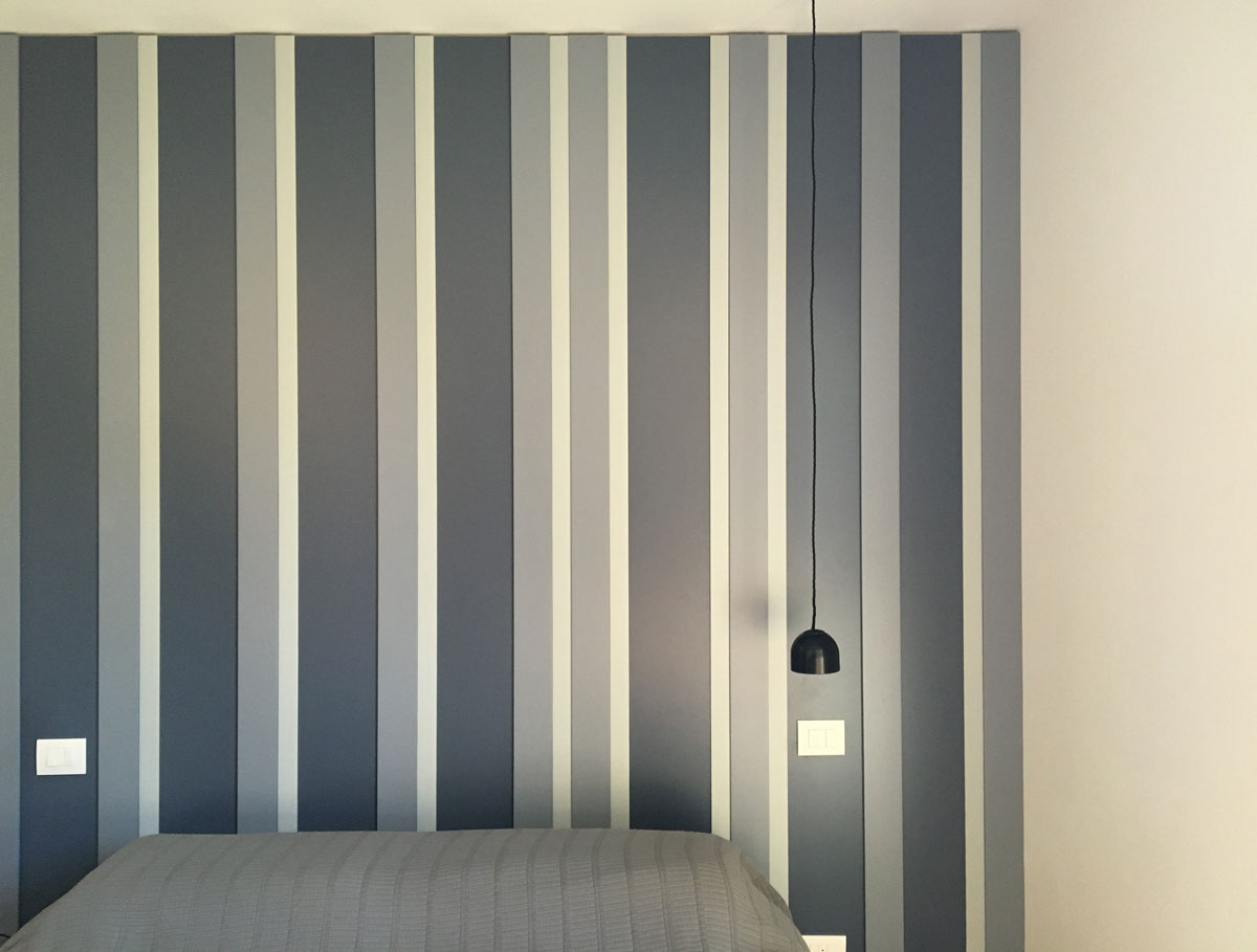 Boiserie come testiera della camera da letto