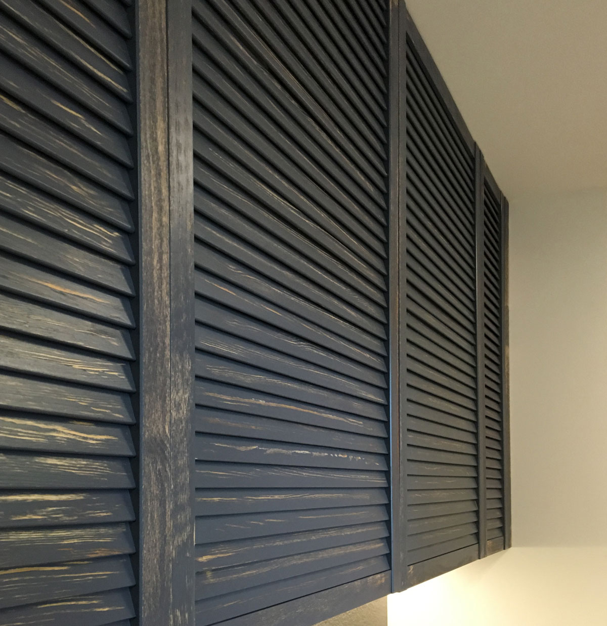 Persiana vintage sottolineare l'attmosfera marittima della casa