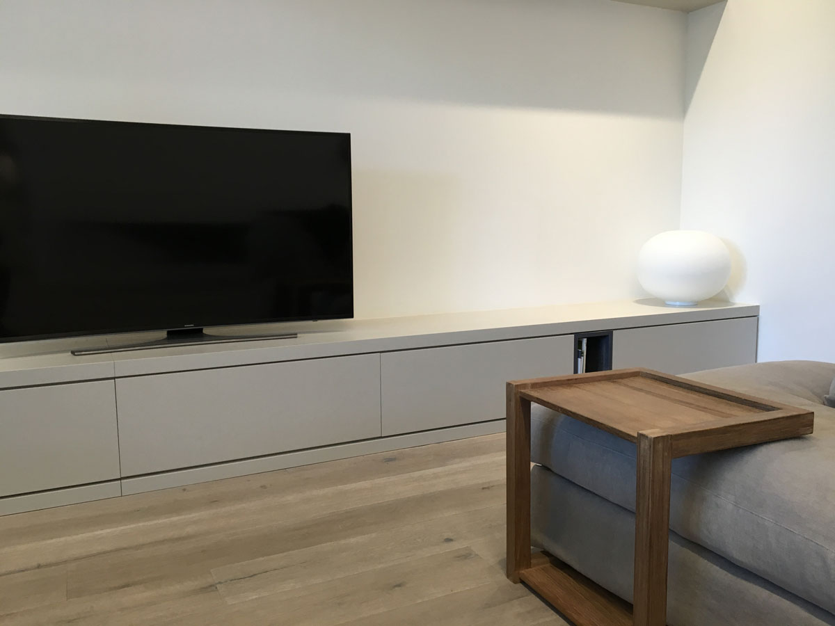 Salotto con mobile TV con vani a giorno a contrasto, tavolino Frame di Ethnicraft