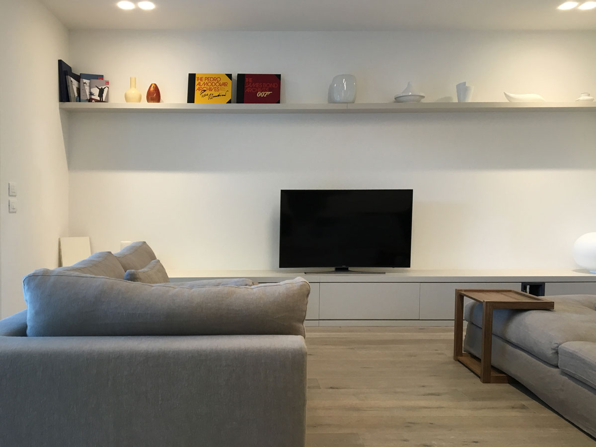 Salotto con mobile TV con vani a giorno a contrasto, tavolino Frame di Ethnicraft
