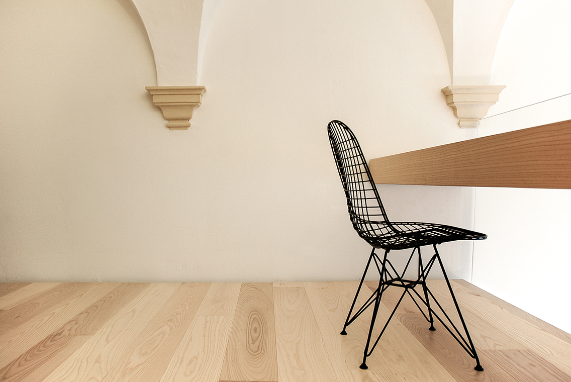 Ottica Adriano Negozio Padova sedia vitra DKR
