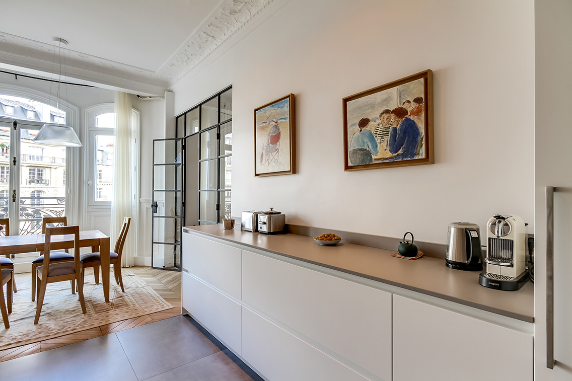 cucina bianca su misura e sala da pranzo