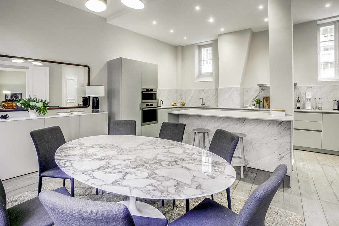Marmo di carrara su misura, cucina laccata Tavolo Saarinen Piano cottura Miele bianco